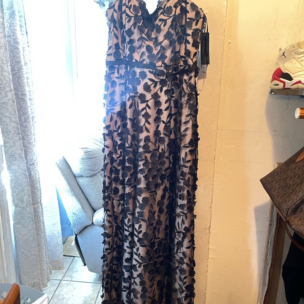 Elegant Black Floral Dress - Picture 3 of 6